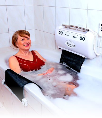 Bandlift - Frau nutzt Bandlift-System in der Badewanne
